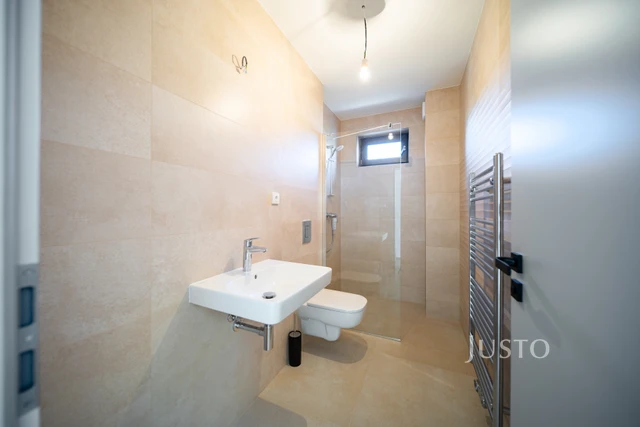 Prodej 5+kk 121 m² + zahrada 215 m² + terasa 14 m² + parkování