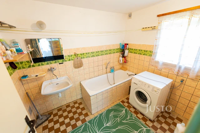 Prodej rodinného domu 240 m² s pozemkem 3729 m² + balkón