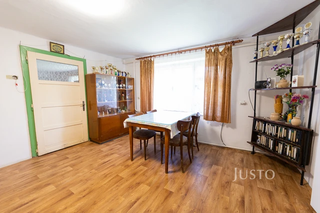 Prodej rodinného domu 240 m² s pozemkem 3729 m² + balkón