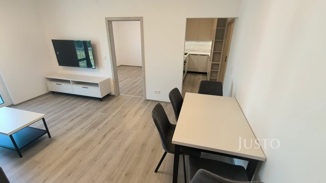 Pronájem 2+kk 55 m² + balkón 3 m² + parkování
