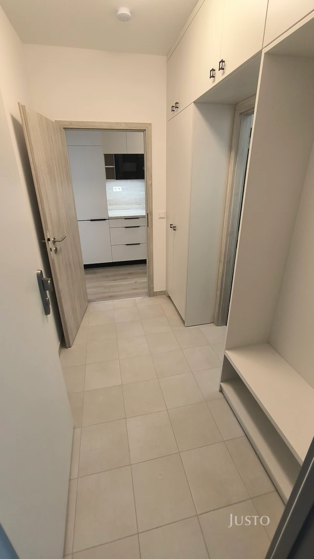 Pronájem 2+kk 55 m² + balkón 3 m² + parkování