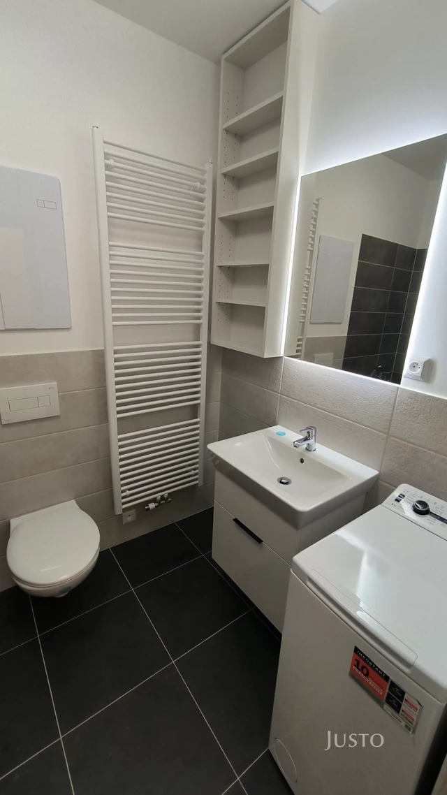 Pronájem 2+kk 55 m² + balkón 3 m² + parkování