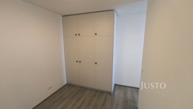 Pronájem 2+kk 55 m² + balkón 3 m² + parkování
