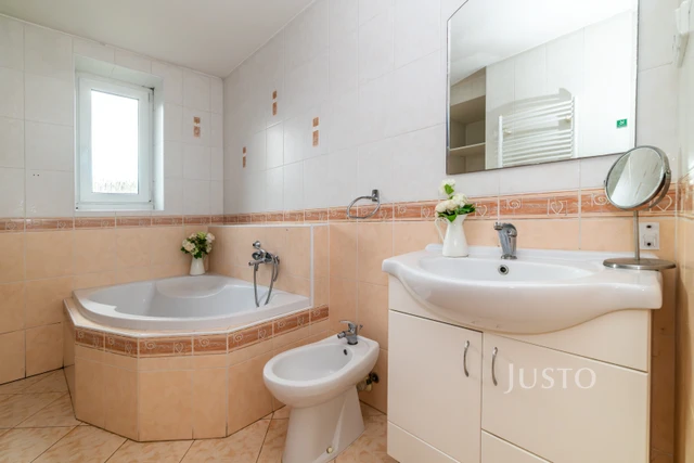 Prodej rodinného domu 520 m² s pozemkem 1 594 m² + balkón 15 m²