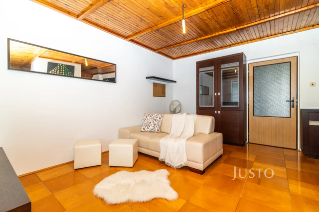 Prodej rodinného domu 520 m² s pozemkem 1 594 m² + balkón 15 m²