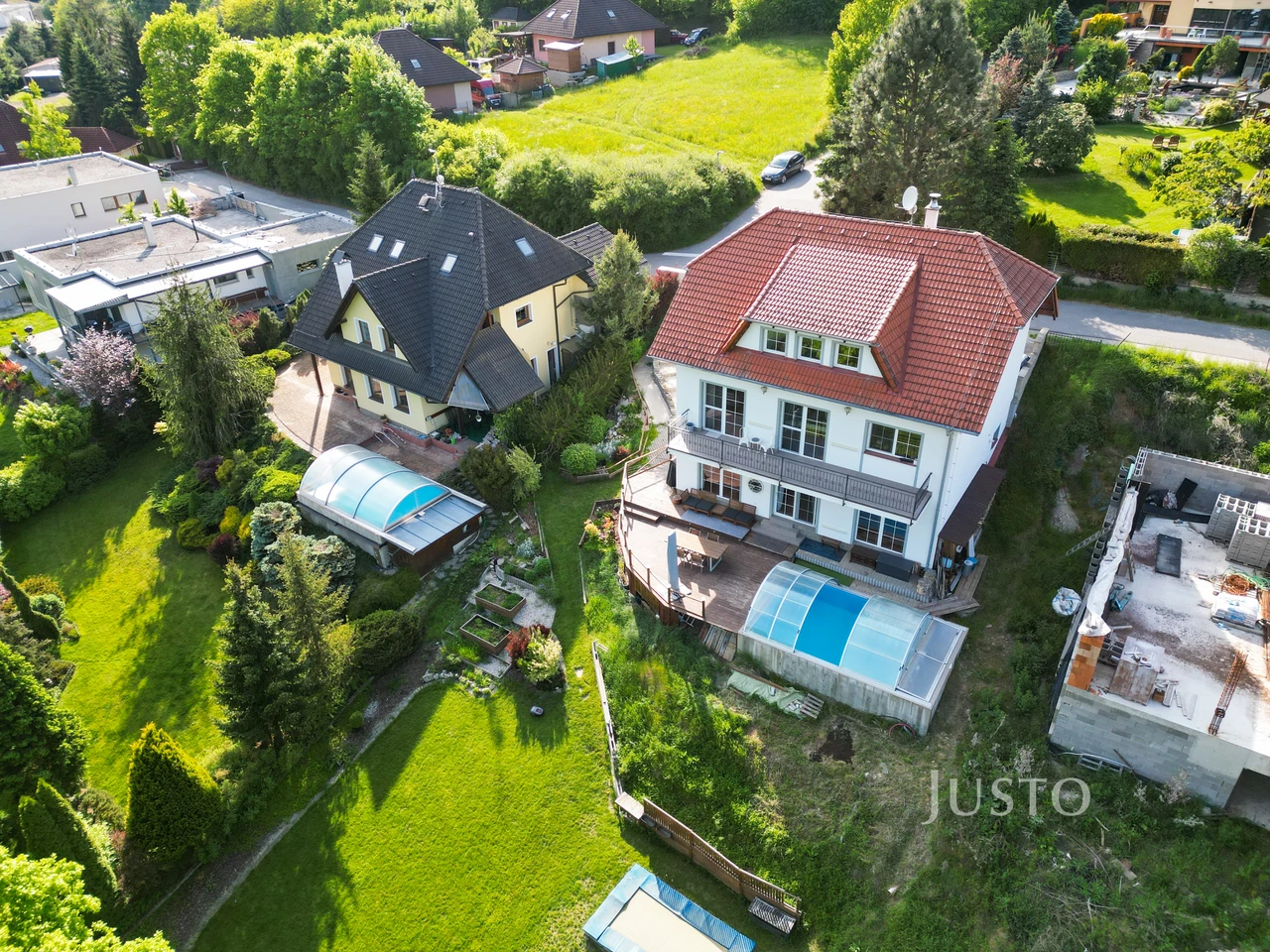 Prodej rodinného domu 233 m² s pozemkem 1608 m² + terasa 25 m² + balkón 20 m²