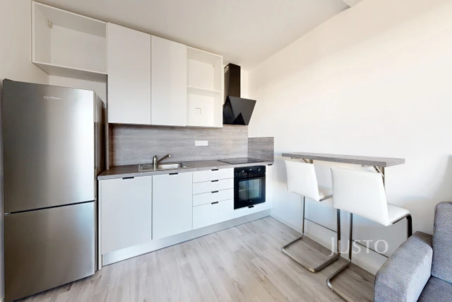 Pronájem 1+kk 32 m² + lodžie 7 m² + parkování