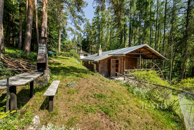 Prodej chaty 30 m² s pozemkem 326 m² + terasa 10 m²