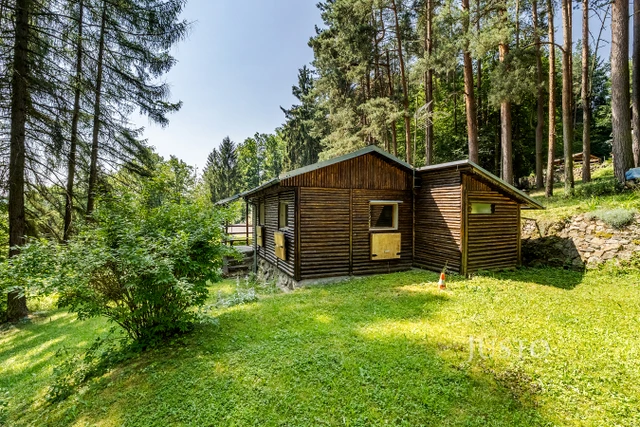 Prodej chaty 30 m² s pozemkem 326 m² + terasa 10 m²