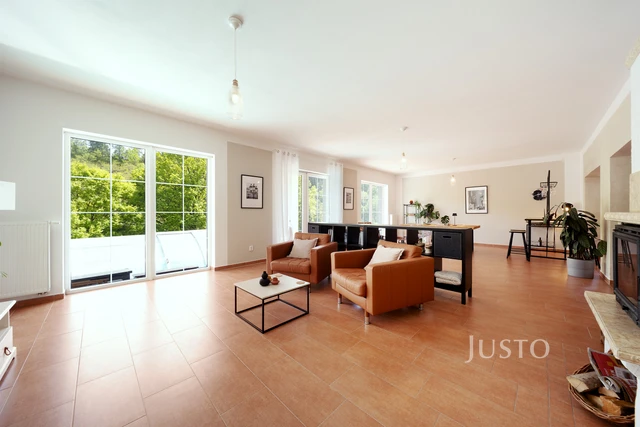 Prodej rodinného domu 233 m² s pozemkem 1608 m² + terasa 25 m² + balkón 20 m²