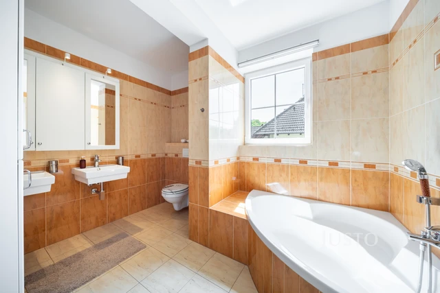 Prodej rodinného domu 233 m² s pozemkem 1608 m² + terasa 25 m² + balkón 20 m²