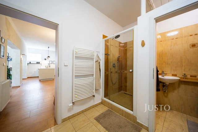 Prodej rodinného domu 233 m² s pozemkem 1608 m² + terasa 25 m² + balkón 20 m²