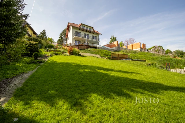 Prodej rodinného domu 233 m² s pozemkem 1608 m² + terasa 25 m² + balkón 20 m²