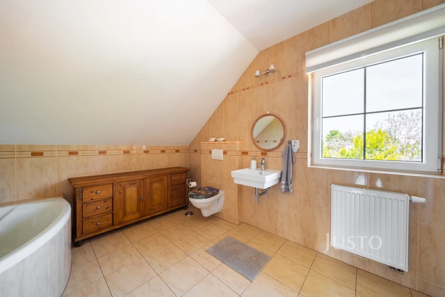 Prodej rodinného domu 233 m² s pozemkem 1608 m² + terasa 25 m² + balkón 20 m²