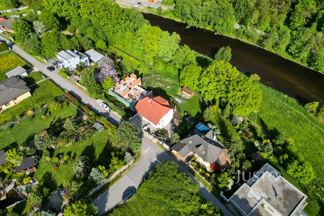 Prodej rodinného domu 233 m² s pozemkem 1608 m² + terasa 25 m² + balkón 20 m²