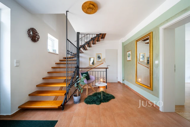 Prodej rodinného domu 233 m² s pozemkem 1608 m² + terasa 25 m² + balkón 20 m²