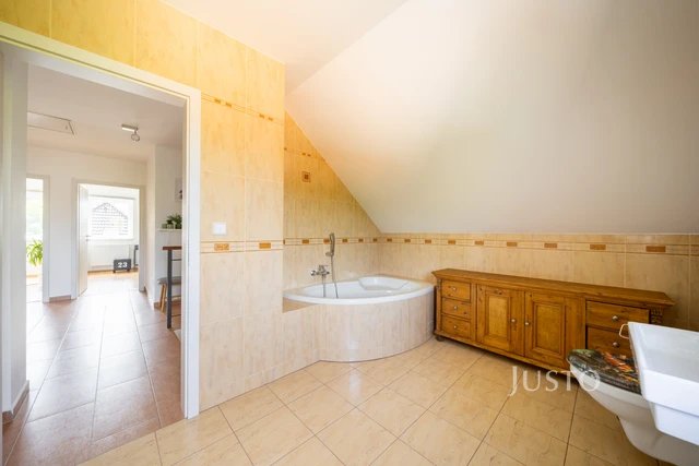 Prodej rodinného domu 233 m² s pozemkem 1608 m² + terasa 25 m² + balkón 20 m²