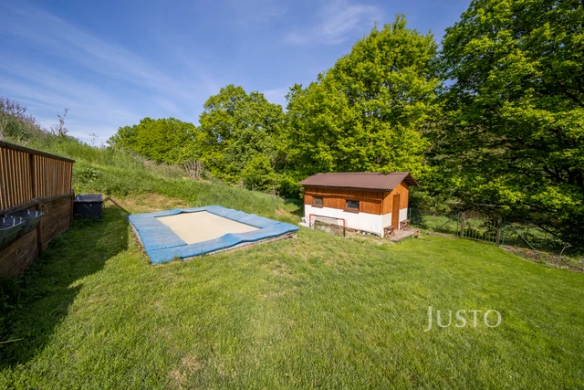 Prodej rodinného domu 233 m² s pozemkem 1608 m² + terasa 25 m² + balkón 20 m²