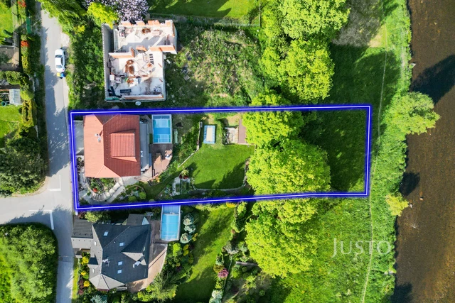 Prodej rodinného domu 233 m² s pozemkem 1608 m² + terasa 25 m² + balkón 20 m²