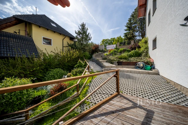 Prodej rodinného domu 233 m² s pozemkem 1608 m² + terasa 25 m² + balkón 20 m²