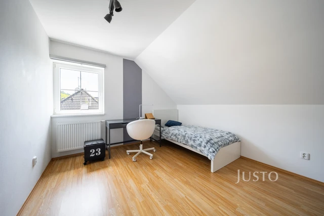 Prodej rodinného domu 233 m² s pozemkem 1608 m² + terasa 25 m² + balkón 20 m²