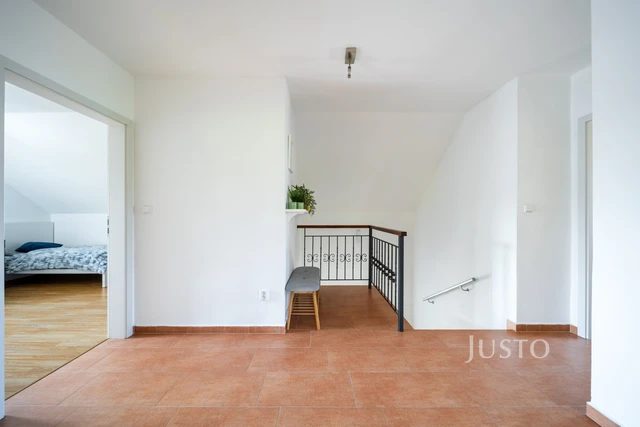 Prodej rodinného domu 233 m² s pozemkem 1608 m² + terasa 25 m² + balkón 20 m²