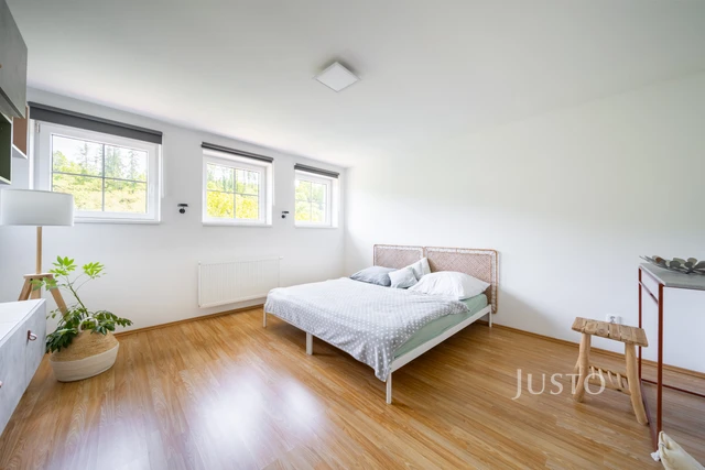 Prodej rodinného domu 233 m² s pozemkem 1608 m² + terasa 25 m² + balkón 20 m²