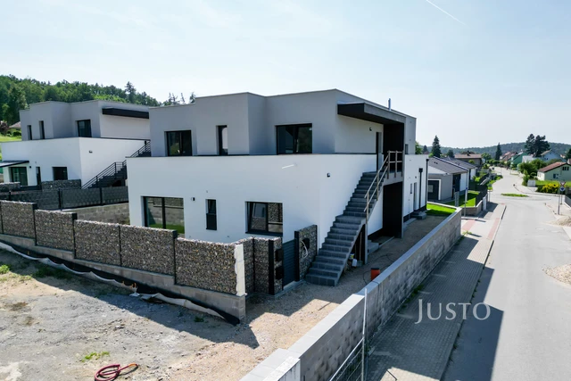 Prodej 3+kk 84 m² + zahrada 154 m² + terasa 8 m² + parkování