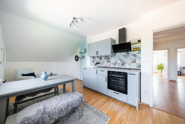 Prodej rodinného domu 233 m² s pozemkem 1608 m² + terasa 25 m² + balkón 20 m²