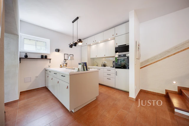 Prodej rodinného domu 233 m² s pozemkem 1608 m² + terasa 25 m² + balkón 20 m²