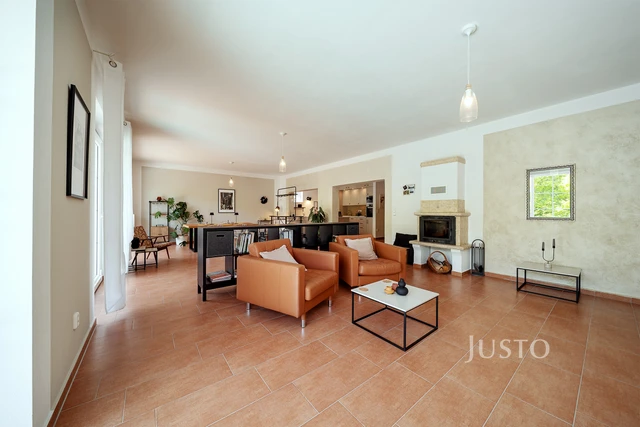 Prodej rodinného domu 233 m² s pozemkem 1608 m² + terasa 25 m² + balkón 20 m²