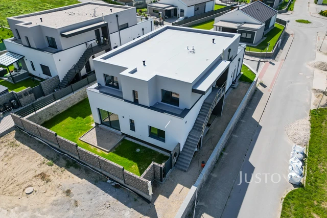 Prodej 3+kk 84 m² + zahrada 154 m² + terasa 8 m² + parkování