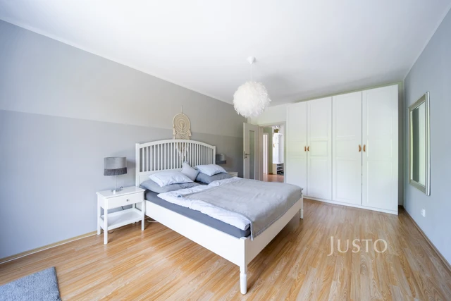 Prodej rodinného domu 233 m² s pozemkem 1608 m² + terasa 25 m² + balkón 20 m²