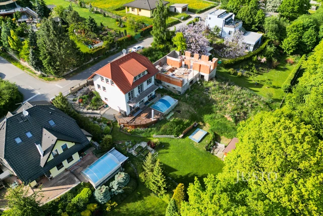 Prodej rodinného domu 233 m² s pozemkem 1608 m² + terasa 25 m² + balkón 20 m²