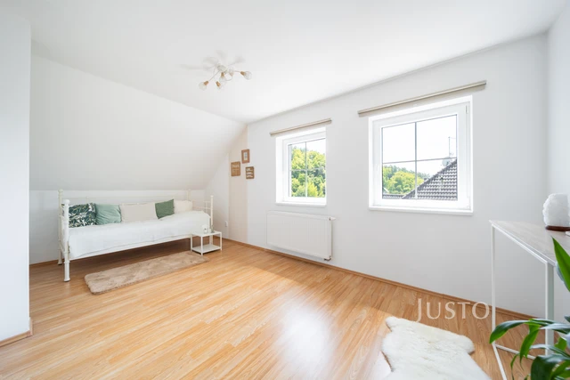 Prodej rodinného domu 233 m² s pozemkem 1608 m² + terasa 25 m² + balkón 20 m²