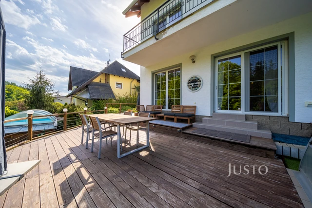 Prodej rodinného domu 233 m² s pozemkem 1608 m² + terasa 25 m² + balkón 20 m²