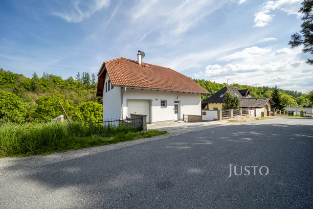 Prodej rodinného domu 233 m² s pozemkem 1608 m² + terasa 25 m² + balkón 20 m²