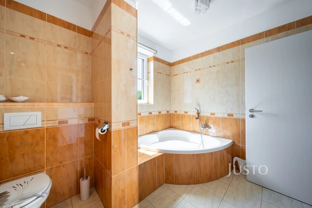 Prodej rodinného domu 233 m² s pozemkem 1608 m² + terasa 25 m² + balkón 20 m²