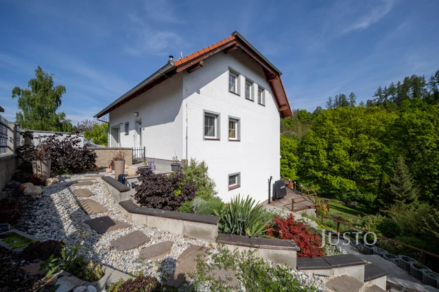 Prodej rodinného domu 233 m² s pozemkem 1608 m² + terasa 25 m² + balkón 20 m²