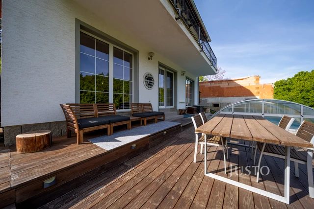 Prodej rodinného domu 233 m² s pozemkem 1608 m² + terasa 25 m² + balkón 20 m²