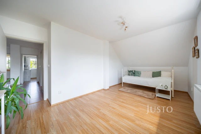 Prodej rodinného domu 233 m² s pozemkem 1608 m² + terasa 25 m² + balkón 20 m²