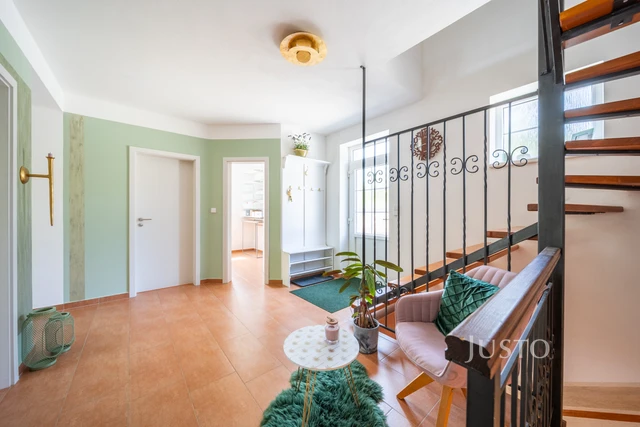 Prodej rodinného domu 233 m² s pozemkem 1608 m² + terasa 25 m² + balkón 20 m²