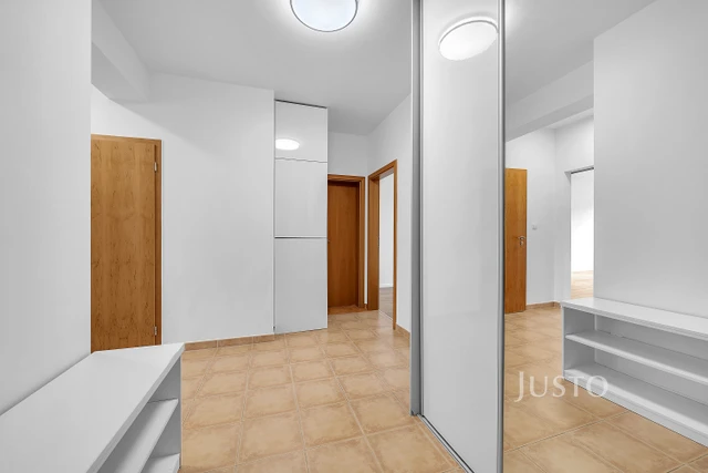 Prodej 4+kk, 122 m², terasa, balkon, sklep a parkovací stání, Praha - Dubeč.