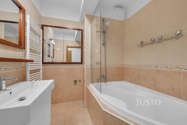 Prodej 4+kk, 122 m², terasa, balkon, sklep a parkovací stání, Praha - Dubeč.