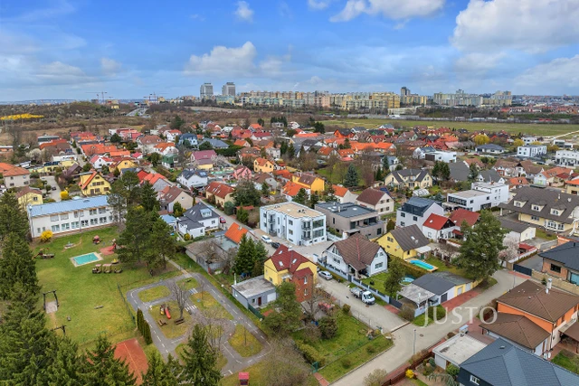 Pronájem 4+kk 132 m² + terasa 5 m² + balkón 2 m² + parkování