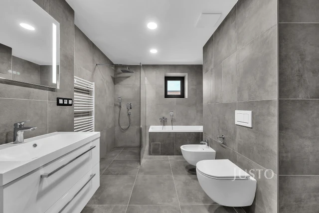 Pronájem 4+kk 132 m² + terasa 5 m² + balkón 2 m² + parkování