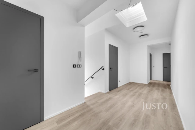 Pronájem 4+kk 132 m² + terasa 5 m² + balkón 2 m² + parkování