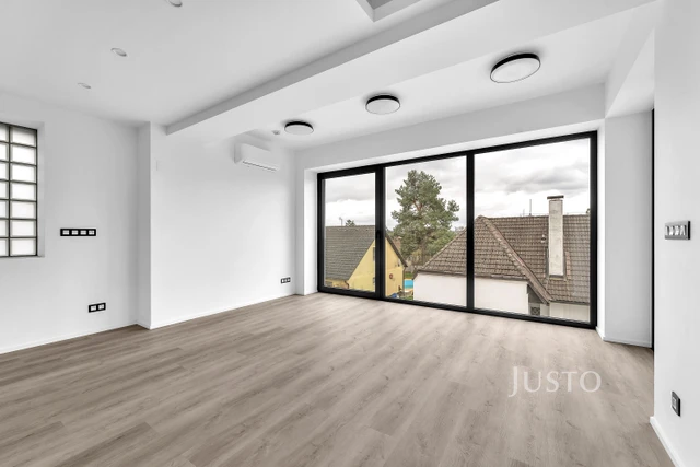 Pronájem 4+kk 132 m² + terasa 5 m² + balkón 2 m² + parkování