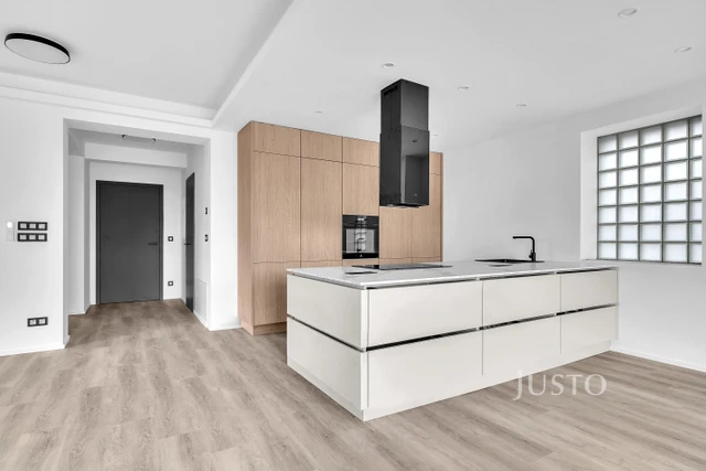 Pronájem 4+kk 132 m² + terasa 5 m² + balkón 2 m² + parkování