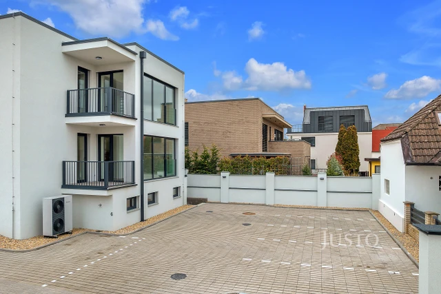 Pronájem 2+kk 45 m² + terasa 4 m² + parkování